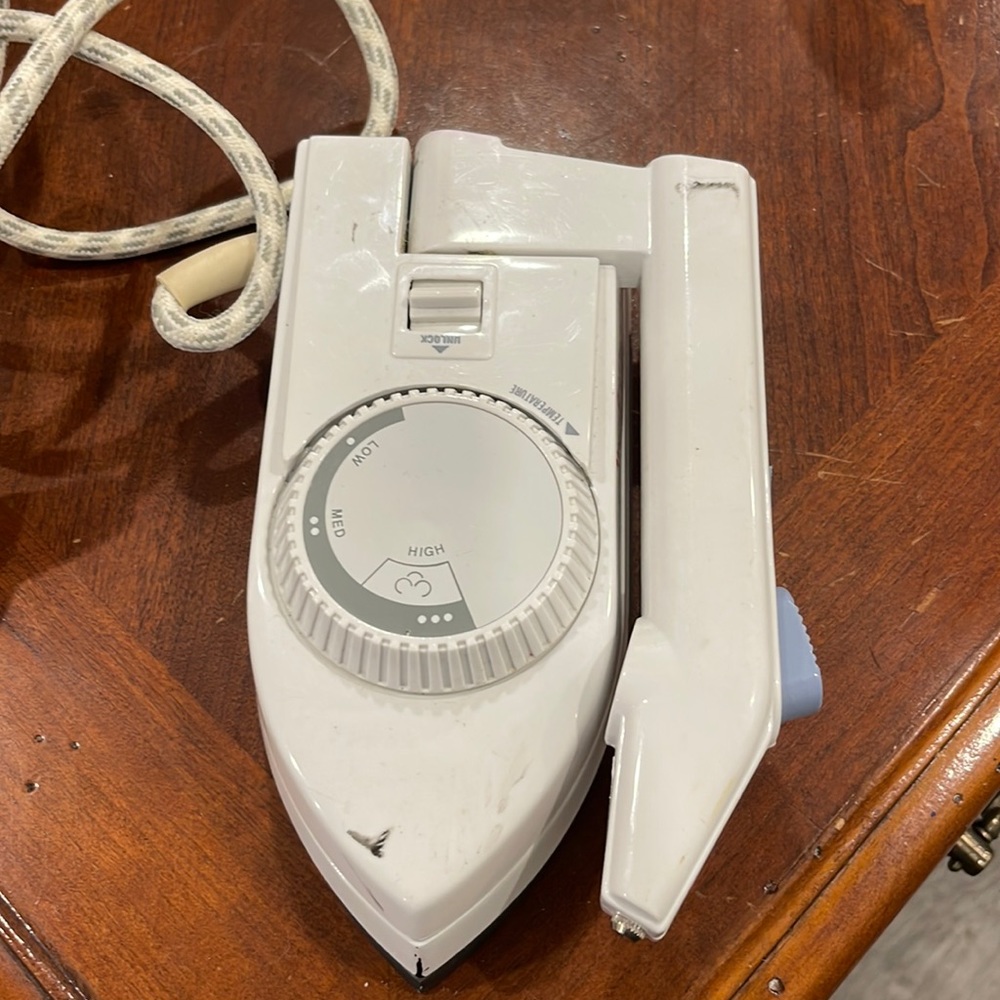 Travelling folding iron